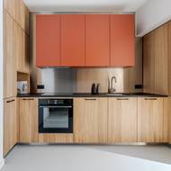 V kuchyni není o úložná místa nouze. Sametový povrch polyuretanové stěrky na podlaze působí měkce.