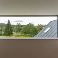 Panoramatické okno poskytuje půvabné výhledy do okolí.