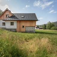 Chata je zasazena do půvabného přírodního prostředí.