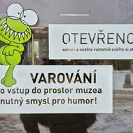Varování u vstupu do muzea o tom, že návštěvníci mají mít smysl pro recesi. 