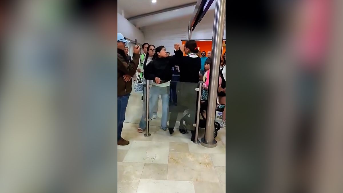 Zrušený let rozpálil pasažérku do běla. Zaměstnankyni letiště vrazila facku