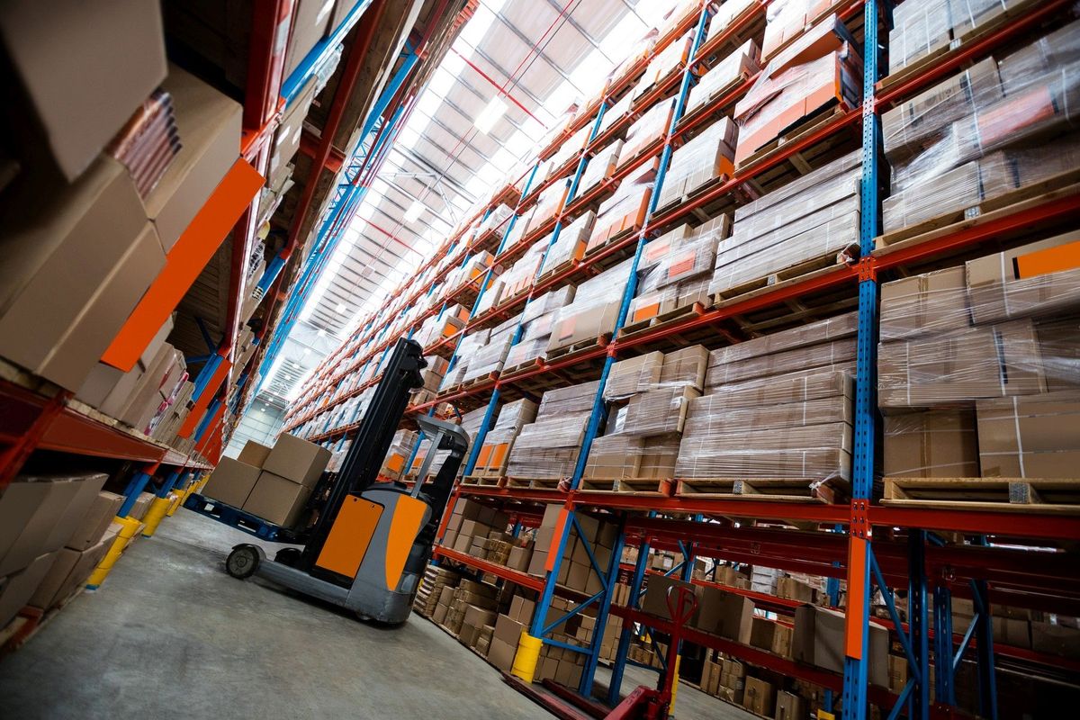 Tuny mražených produktů zasypaly obsluhu vysokozdvižného vozíku. Zachytila to kamera