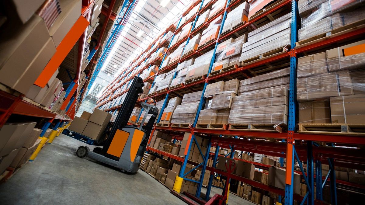 Tuny mražených produktů zasypaly obsluhu vysokozdvižného vozíku. Zachytila to kamera