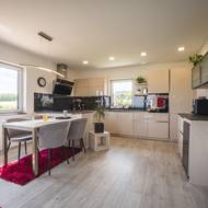 Jaroslav: „U kolaudace jsem byl jen já. Přišel starosta, člověk ze stavebního úřadu a majitel stavební firmy. Prošli to, nikde žádná závada. Pak nám popřáli hezké bydlení a odešli.“