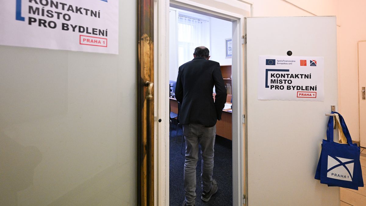 Pomoc lidem z ubytoven vláda odkládá. Pohřbí šance desítek tisíc dětí, varují kritici