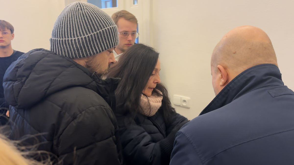 Tramvajačka si hrála s mobilem a usmýkala opilého mladíka v kolejišti. Dostala podmínku a pokutu