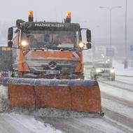 Silničáři na pomezí pražských Vršovic a Strašnic. 