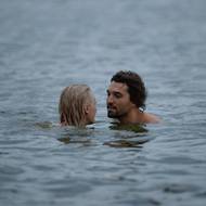 Bára Poláková a Jordan Haj hrají dva lidi ze zcela odlišných světů, které svede dohromady náhoda.