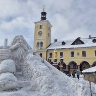 Socha Krakonoše je letos asi 6 metrů vysoká.