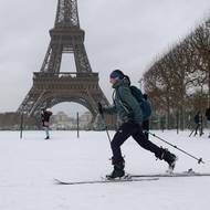 Přímo u Eiffelovy věže se dá běžkovat. 