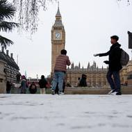 Sníh se drží také u londýnského Parlamentu. V následujících hodinách má díky tlakové níži přibýt další pokrývka. 
