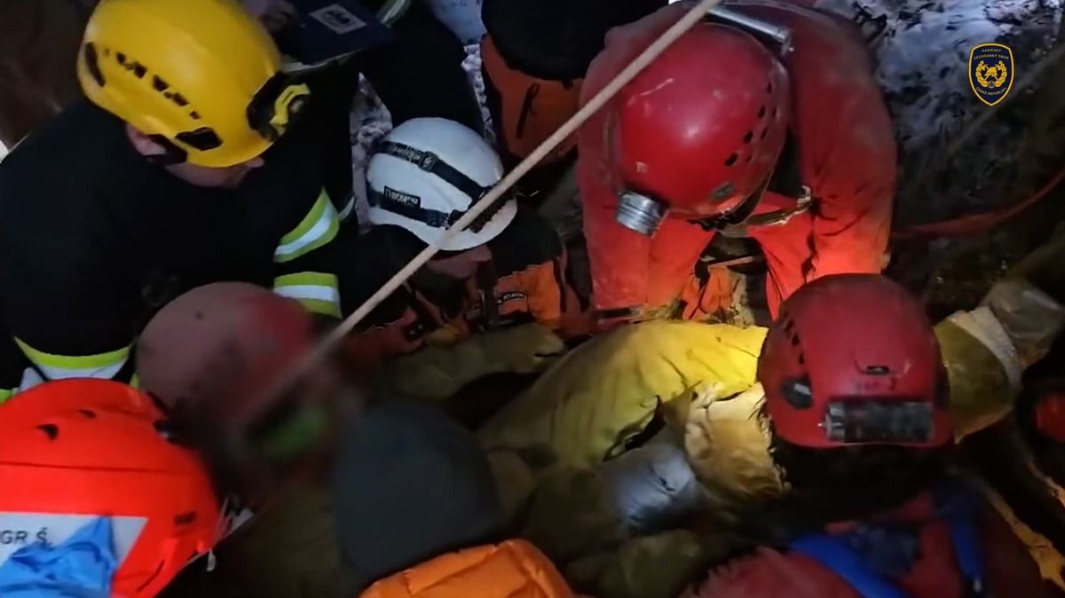 Ojedinělý a mimořádně náročný zásah. Hasiči vyprošťovali zraněného z podzemní pasti přes 20 hodin