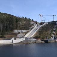Stavba bezpečnostního přelivu. Součástí je 370 metrů dlouhý skluz