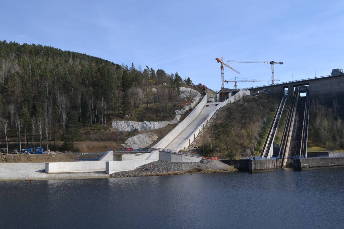 Stavba bezpečnostního přelivu. Součástí je 370 metrů dlouhý skluz