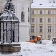Druhé nádvoří na Pražském hradě zaváté sněhem.