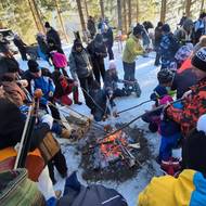 Kdo chtěl, mohl si u táboráku opéct špekáček. 