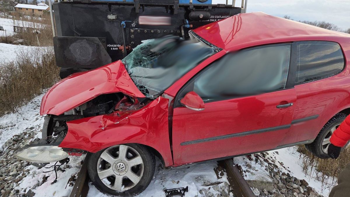 Řidička golfu na Slovensku vjela přímo pod lokomotivu. Dva mrtví včetně 14letého chlapce