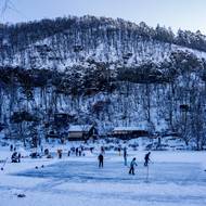 Pod osadou Montana se přímo na Berounce hraje hokej, branky nejsou potřeba, stačí bundy nebo boty. 