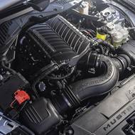 Osmiválec pod kapotou je dostupný v naladění na 480 až 830 koní.