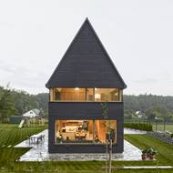 Do interiéru vstupuje spousta světla díky velkým oknům.