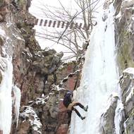 Ledopád ve Žlabu pod lanovým mostem, který je součástí via ferrat. 