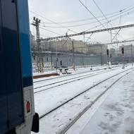 Vlaky nabraly zpoždění kvůli sněhu a ledovce. Takhle to v úterý ráno vypadalo na pražském hlavním nádraží  