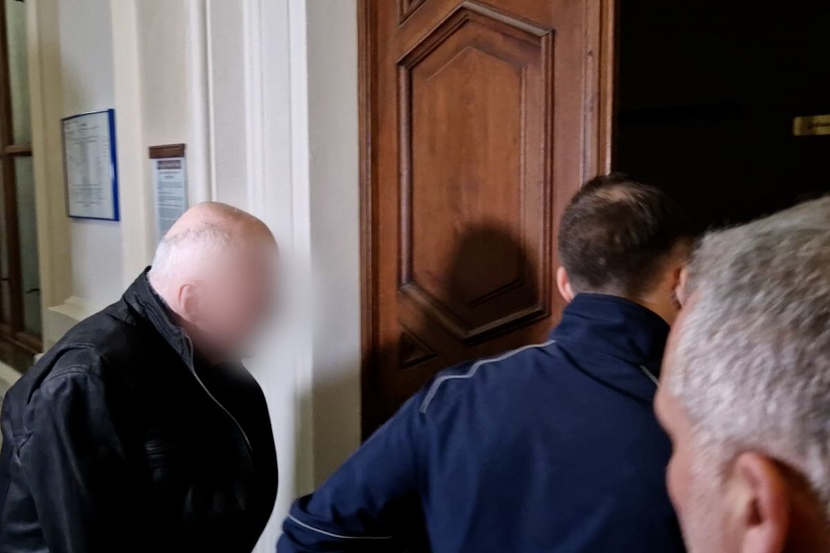 Muž z Jihlavska zapálil dům, pak zastřelil synovce. U soudu se zhroutil, zasahovali záchranáři