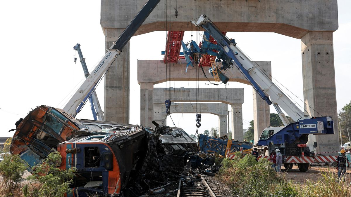 Jeřáb spadl na vlak v Thajsku, 25 mrtvých, desítky zraněných