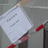 Někde instalují takové cedule upozorňující na nebezpečí. 