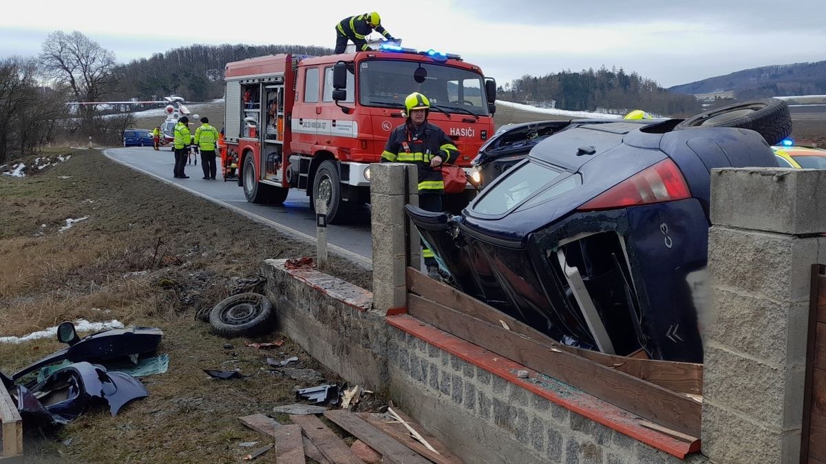Skoro devadesátiletý muž boural na Klatovsku. Letěl pro něj vrtulník