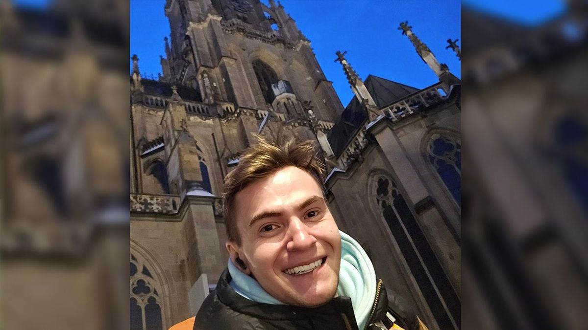 Čechoital jde z Třebíče na zahájení olympiády pěšky. Na svých cestách sbírá i tetování