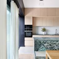 Podlaha v kuchyni je z kletovaného betonu, v obývací části na něj navazuje dub.