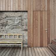 Terase vévodí dřevo.