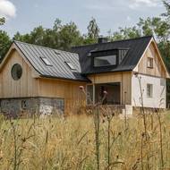 Stavba dobře zapadá do přírodního okolí.