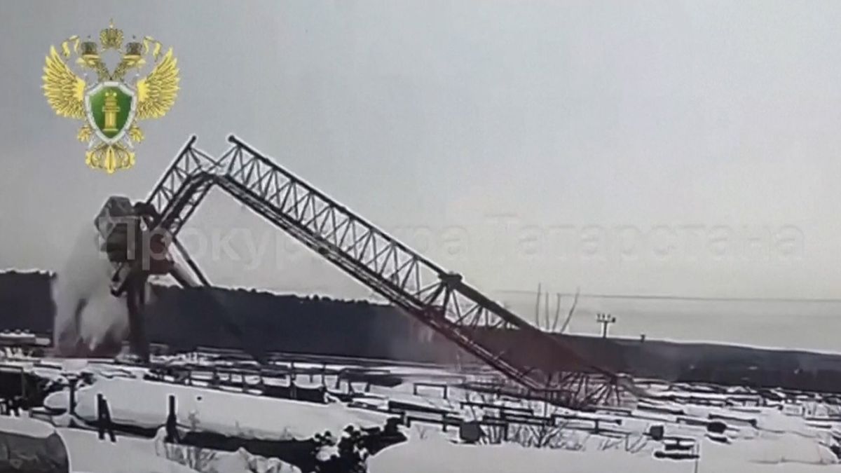 Kamera zachytila rozlomení portálového jeřábu v Rusku, operátorka vypadla z kabiny