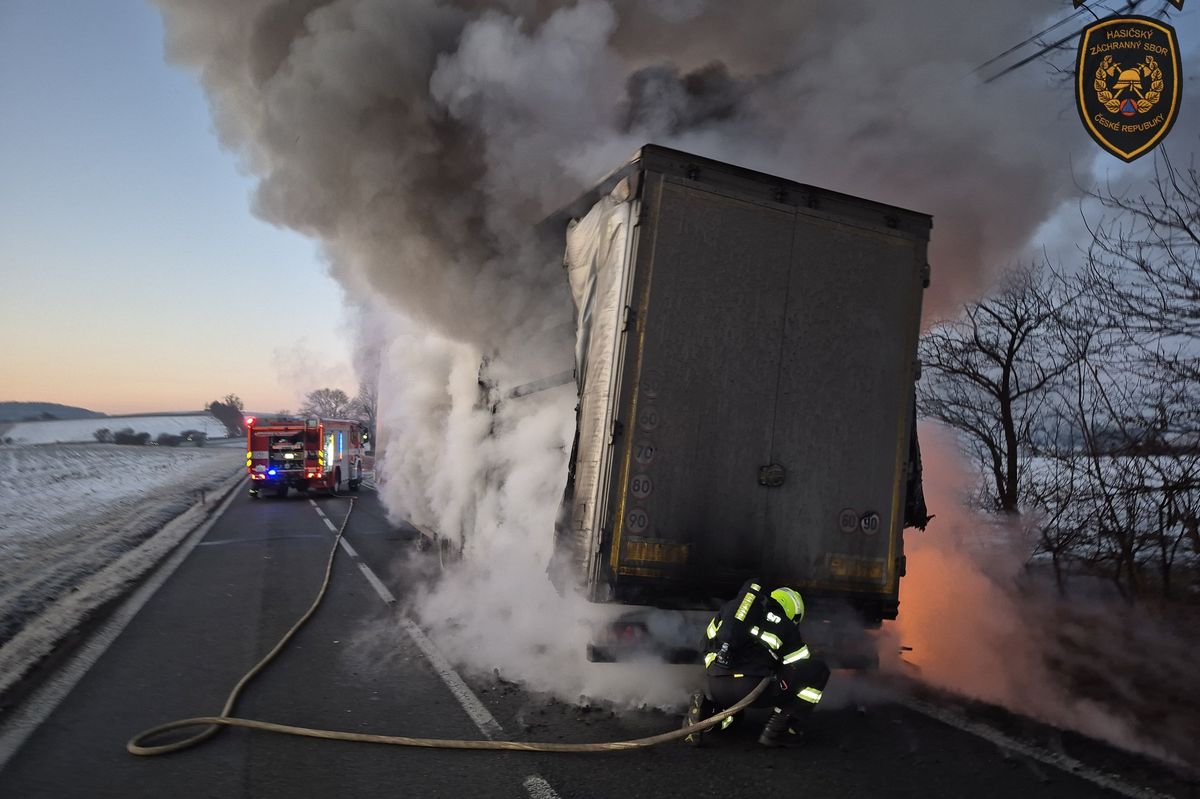 Kamion u Nového Jičína shořel kvůli technické závadě