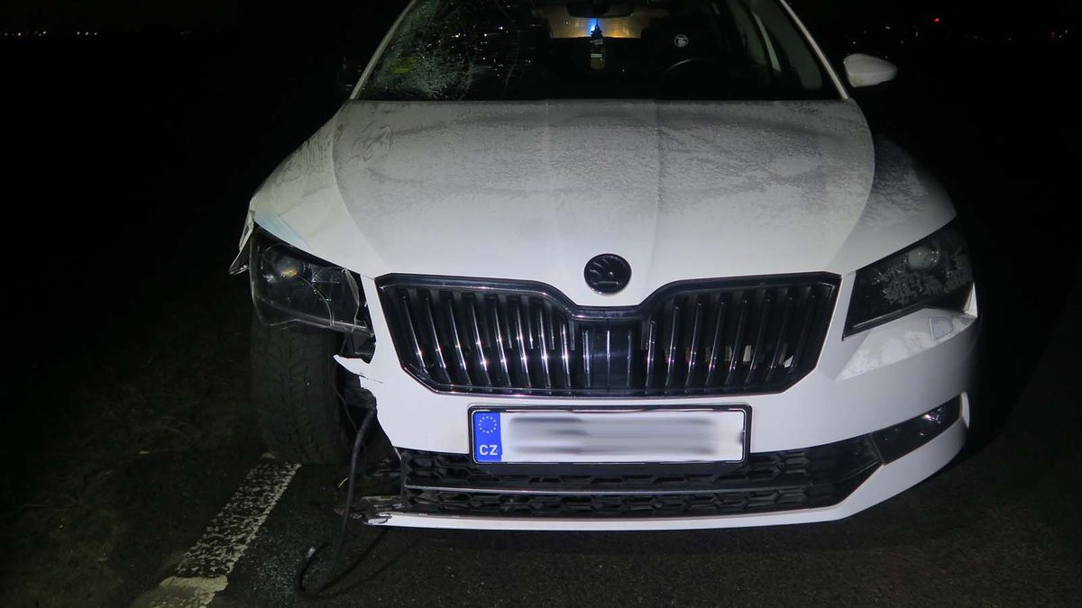 Řidič v noci u Brna srazil chodce. Muž na místě zemřel, policie nezná jeho totožnost