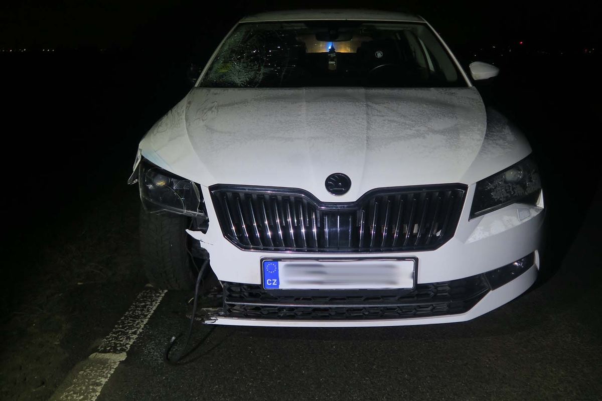 Řidič v noci u Brna srazil chodce. Muž na místě zemřel, policie nezná jeho totožnost