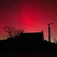 Polární záře v jižní Evropě! Kochat se mohli i ve francouzské Bretani.