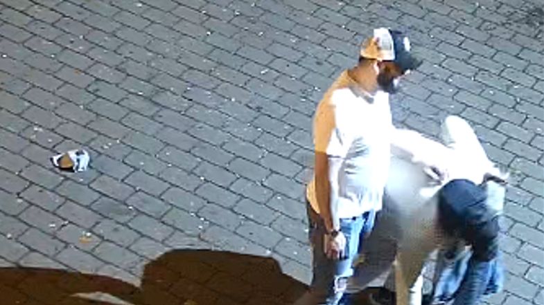 Útočník před plzeňským klubem napadl dva muže, jednoho udeřil pěstí a kopal do něj