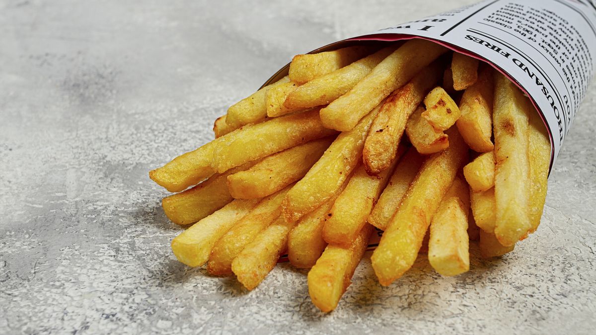 Řidička se za volantem přidusila smaženými hranolky a narazila do čerpací stanice. Střecha šla k zemi