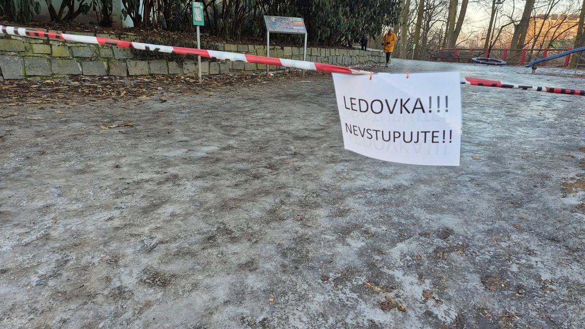 Cesta v táborských Holečkových sadech se změnila v kluziště. Město ji uzavřelo