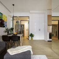 Středová místnost funguje jako malá pracovna a zároveň i soukromé wellness.