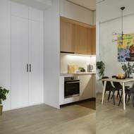 Interiér oživují nejenom barevné obrazy, ale i zelené rostliny.