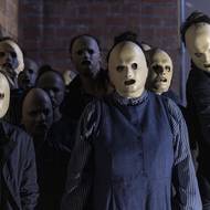 Inscenace Nana a Zabiják v Divadle ABC ukazuje herce i v děsivých maskách.