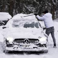 Během pár hodin napadly desítky centimetrů sněhu. To je velmi příjemné na svahu, ale méně na autě.