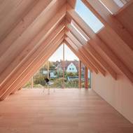 Z podkroví jsou pěkné výhledy na zahradu.