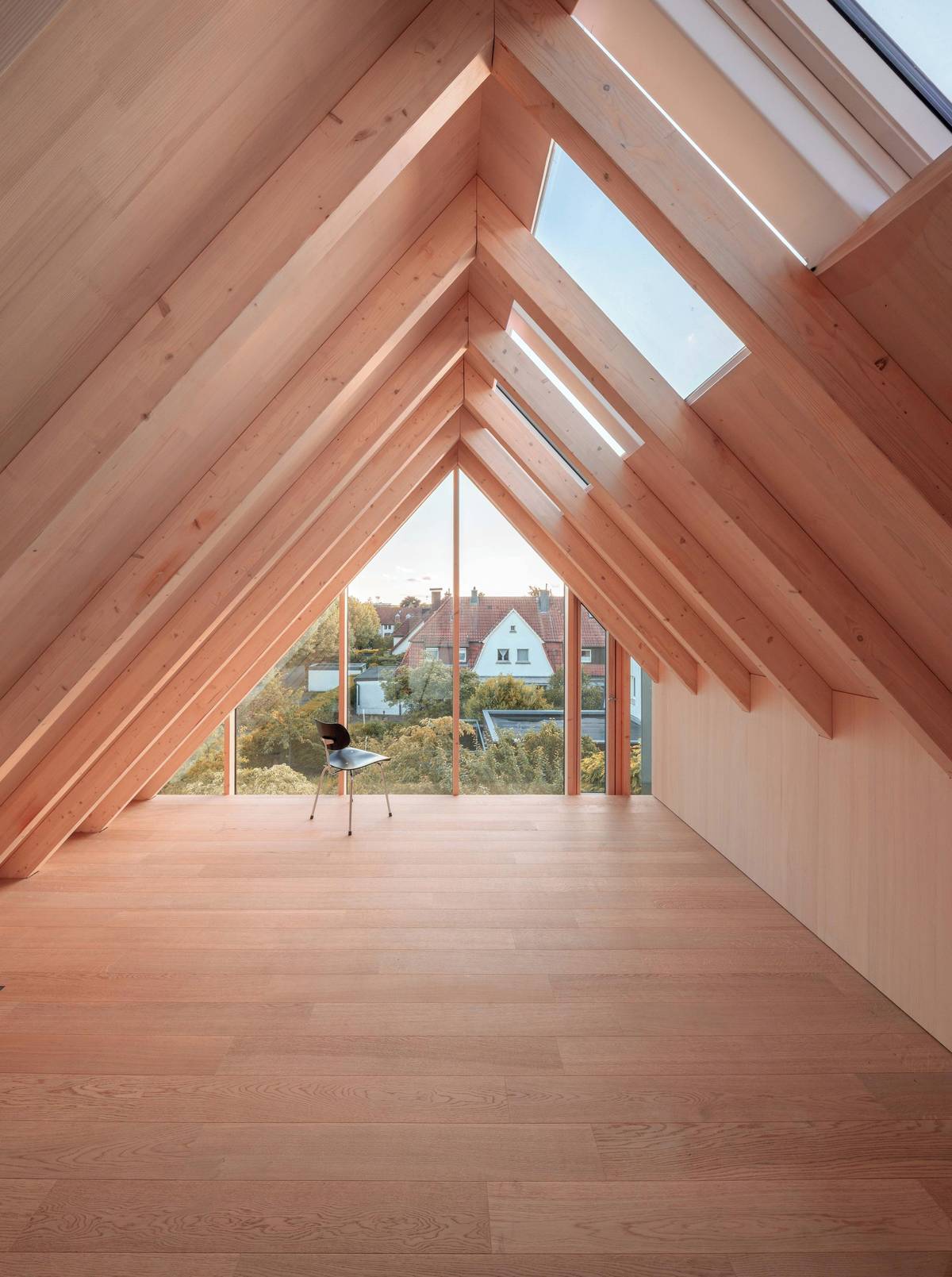 Z podkroví jsou pěkné výhledy na zahradu.