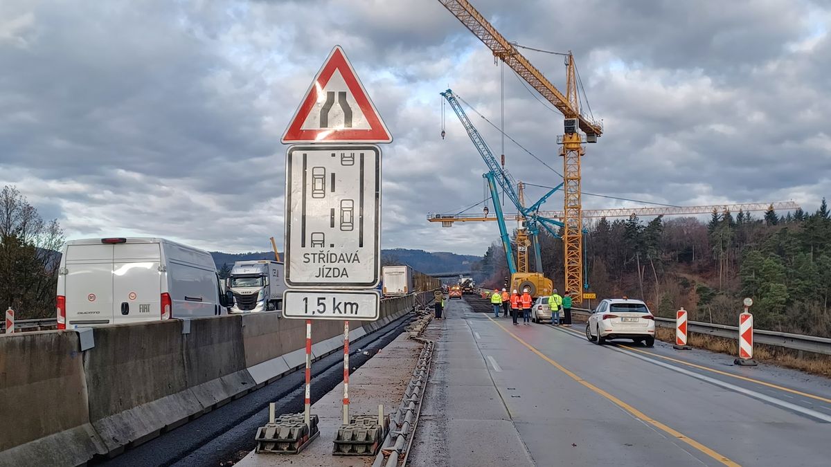Středočeské silniční tahy se mění a dostavují, na řidiče čekají omezení i nové úseky