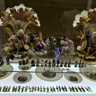 Vystavena je zhruba tisícovka kusů porcelánu v různých tvarech, dekorech, barevných kombinacích a vzorech.